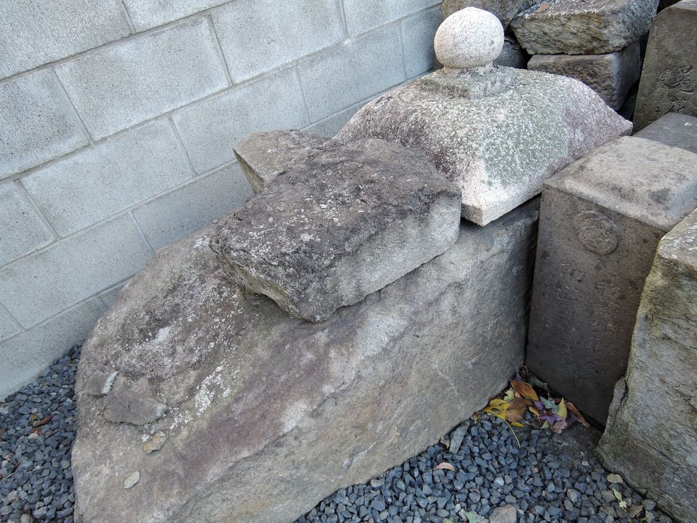 鍋島歌女輔の心中供養墓碑