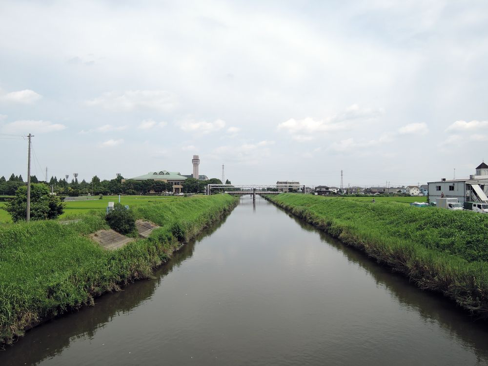 城之上橋から新方川の上流を望む