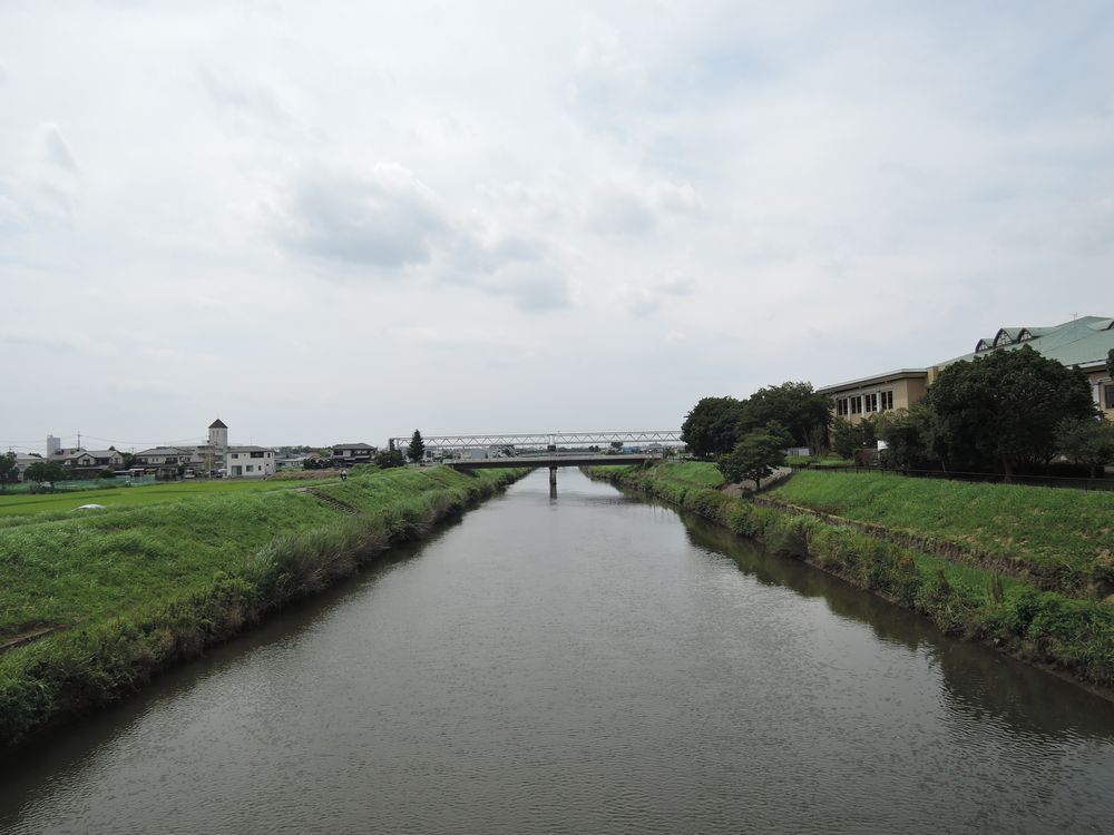 千代田橋から新方川の上流を望む