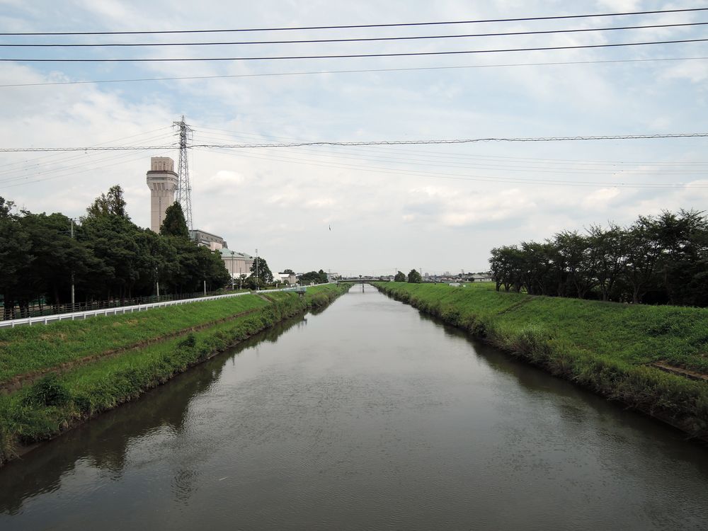 千代田橋から新方川の下流を望む