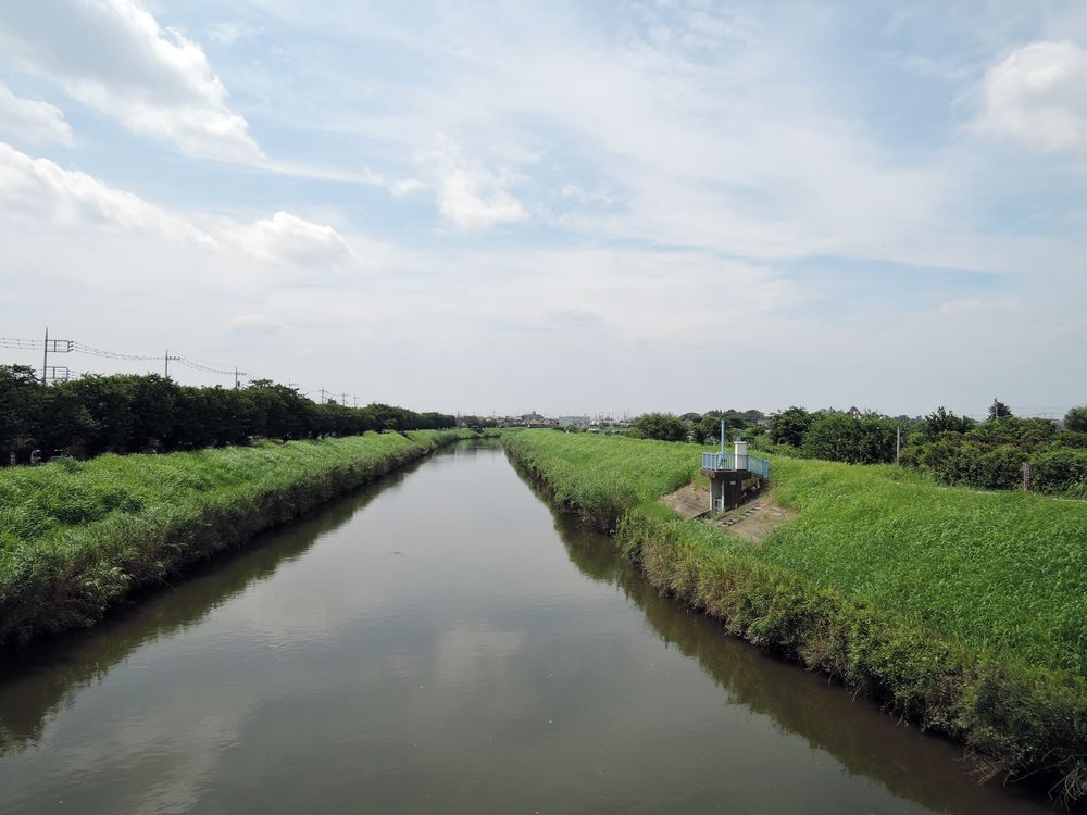 鷹匠橋から新方川の上流を望む