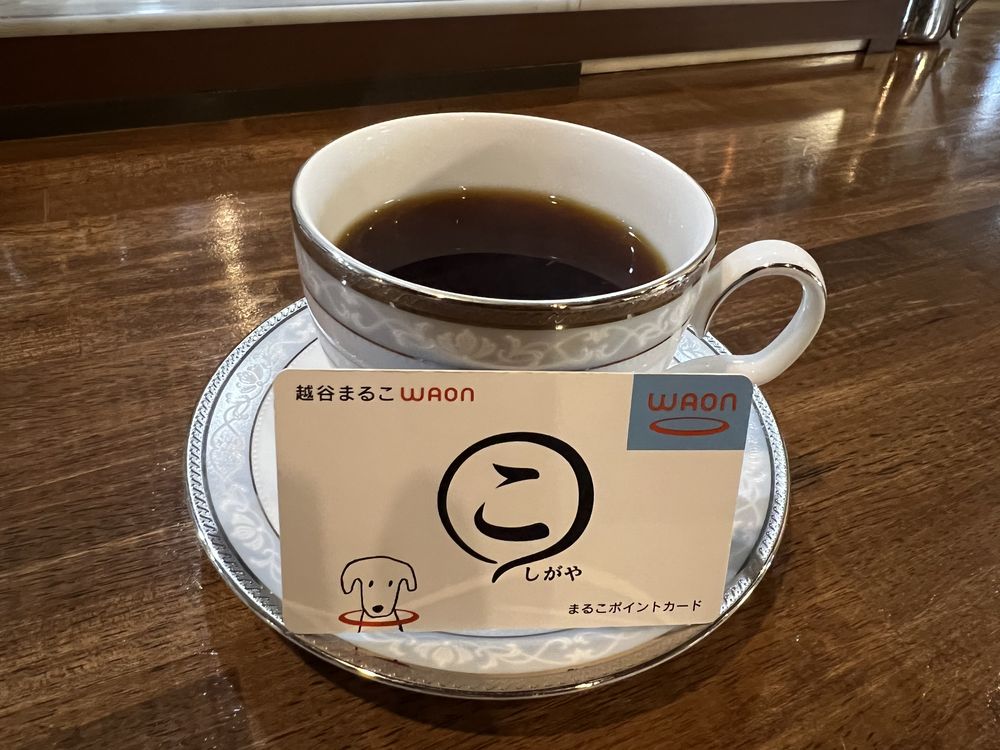 コーヒーカップと越谷まるこWAONカード
