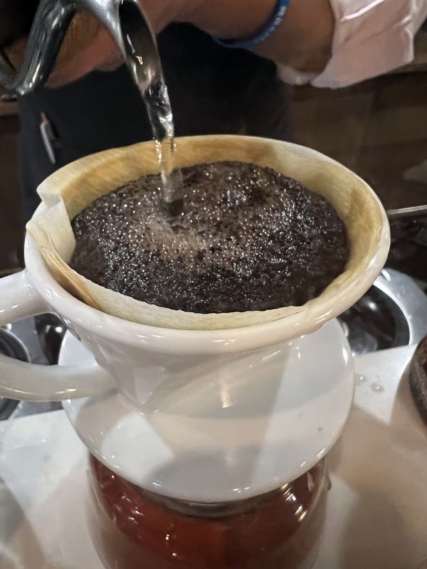 ケニア・コーヒーをハンドドリップ中