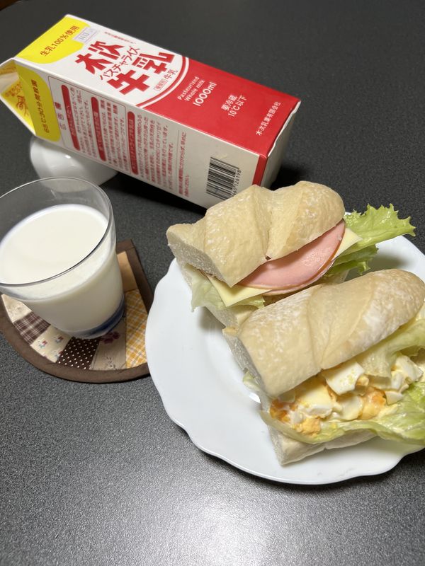 パスチャライズ牛乳と天然酵母パンのサンドイッチ