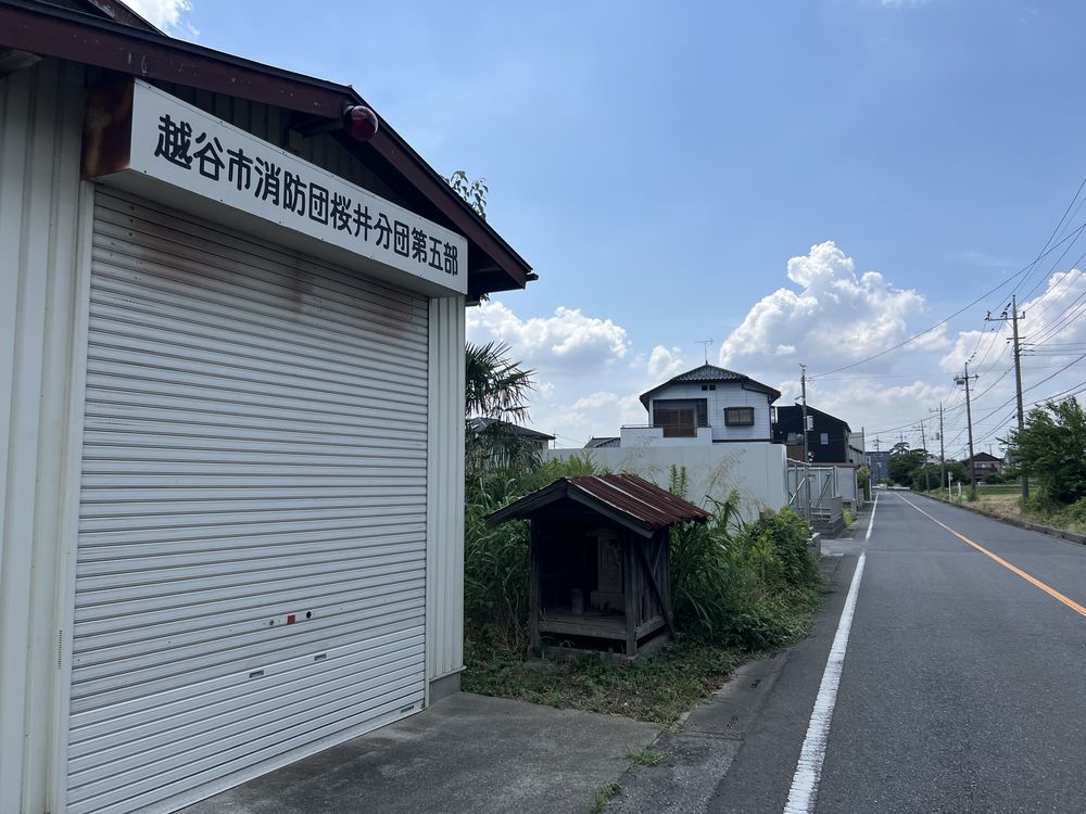 トタン葺きの祠｜越谷市平方