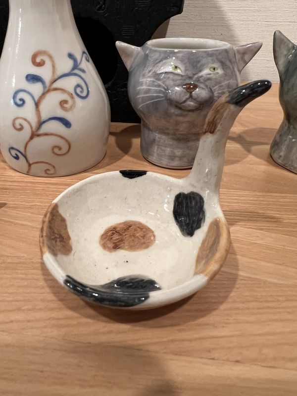 三毛猫柄のしっぽ付き小皿