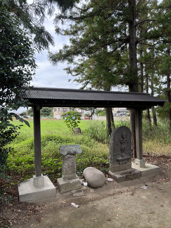 石塔と力石｜久伊豆神社・越谷市野島