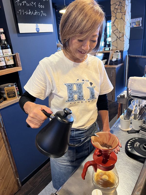 ハンドドリップするヒチワのママ