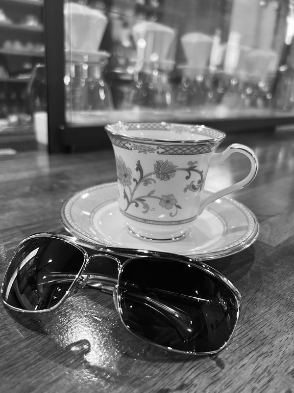 サングラスとコーヒー