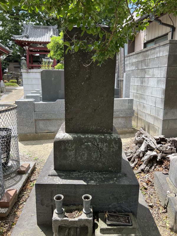 筆子建立墓塔
